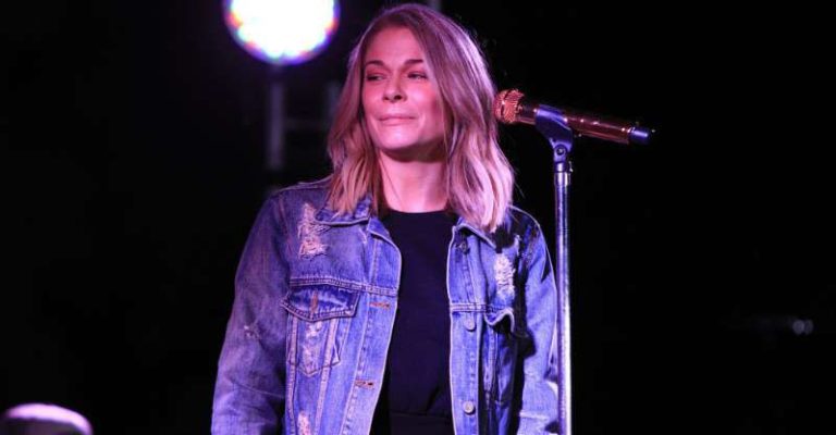 27 Best Female Country Singers Of The 2000s - Music Industry How To