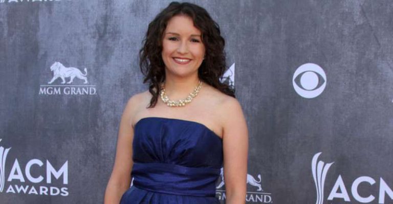 27 Best Female Country Singers Of The 2000s - Music Industry How To