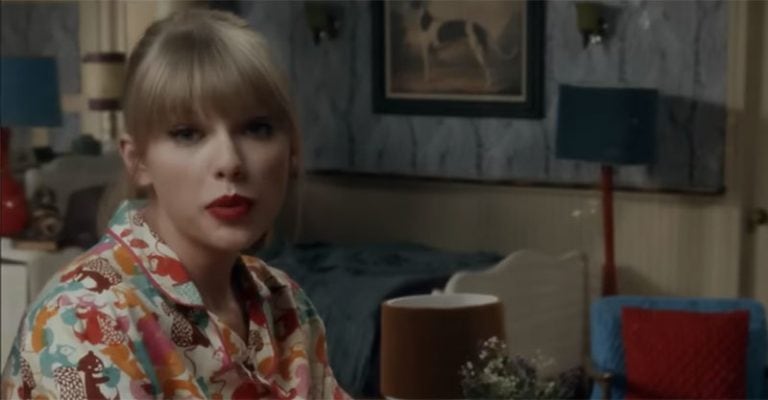 Who Is Taylor Swift Signed To? - Music Industry How To